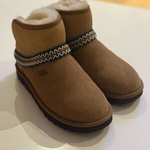UGG Classic Mini Crescent Chestnut Women’s US 6 NEW
